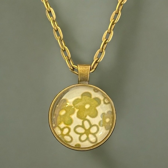 Vintage pyrex bowls Crazy Daisy green flowers print cabachon necklace. 25” chain - Picture 3 of 3